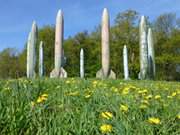 Rundbau: Kreisfrmig aufgestellte Raketen im Skulpturenpark von Katzow.