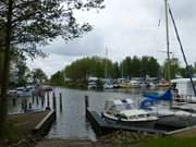 Hafen von Stagnie: Mit dem Sportboot auf das Achterwasser.