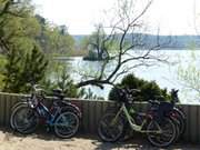 Fahrräder am Kölpinsee: Rast auf dem Radweg an der Küste.