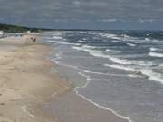 Kräftiger Nordwind treibt die Wellen an den Strand von Zinnowitz.