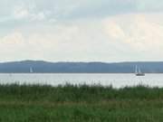 Segelboote auf dem Achterwasser: Blick von der Halbinsel Gnitz.