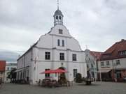 Am Marktplatz: Das alte Rathaus von Wolgast.
