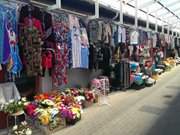 Kleidung und Blumen: Marktstnde des Swinemnder Bauernmarktes.