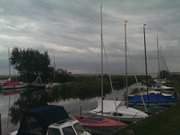 Dunkle Wolken: Achterwasserhafen des Seebades Loddin.