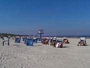 Wie im Hochsommer: Strandkrbe am Ostseestrand von Ahlbeck.