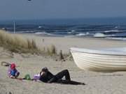 Urlaub auf Usedom: Sonnenbad am Strand von Trassenheide.