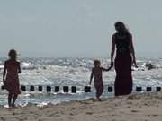 Strandwanderung: Mutter und Kinder am Strand von Bansin.