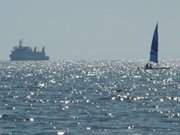 Ausflugsdampfer und Segelboot: Ostsee bei Bansin.