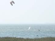 ber das Achterwasser: Kiter bei Stagnie.