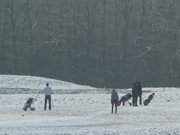 Vom Schnee berrascht: Golfspieler in Korswandt.