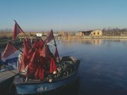 Eingefroren: Fischerboot im Hafen des Seebades Loddin.
