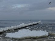 Tauwetter am Ostseestrand: Eisscholle im Meer.