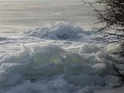 Eisschollen auf dem Peenstrom: Winterurlaub auf Usedom.