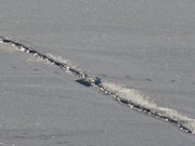 Riss im Eis: Blick ber das gefrorene Achterwasser.