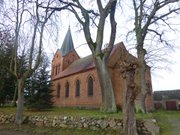 Dorfkirche: Backstein-(Neo-) Gotik in Stolpe.
