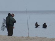 Trocken- und Nass-Angeln: Angler in der Ostsee.