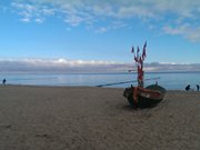 Fischerboot am Meer: Der Strand von Klpinsee auf Usedom.