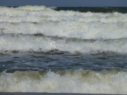 Steter Nordwind: Wellen am Ostseestrand von Zempin.