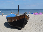 Fischerboot und Sonnenhungrige: Strand von Klpinsee.