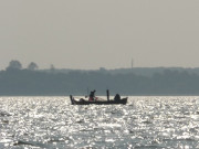 Abendstimmung auf dem Achterwasser: Fischerboot im Gegenlicht.