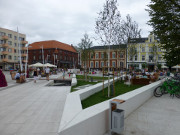 Altstadt: Modern gestalteter Platz in Swinemnde.