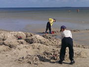 Grabungen: Kinder spielen am Strand des Ostseebades Karlshagen.