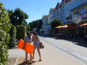 Vom Baden zurck: Strandpromenade des Ostseebades Zinnowitz.