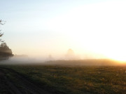 Richtung Ostsee: Die aufgehende Sonne scheint durch den Nebel.