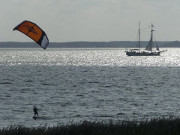 Wassersport auf Usedom: Kite-Segel auf dem Achterwasser.