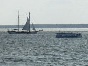 "Weiße Düne": Ausflugsschiffe auf dem Achterwasser.