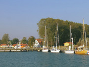 Fischerboot und Segelboote im Hafen von Freest.