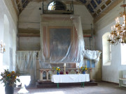 Sanierung der Giebelwand: Der Altar der Benzer Kirche ist abgehängt.