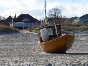 Nahe der Strandpromenade: Fischerboot auf dem Ostseestrand.