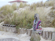 Es wird Winter: Bekleidete Holzskulptur am Strand von Zempin.
