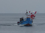 Heimkehr vom Fischfang: Ein Fischerboot vor dem Swinemnder Hafen.
