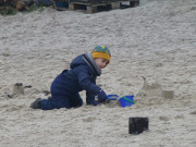 Zu jeder Jahreszeit: Kinderspiel am Ostseestrand.