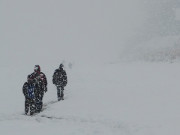 Wanderer im Schneetreiben: Ostseestrand von Stubbenfelde.