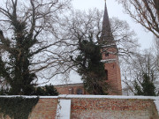 Mauer und Kirche: Dorfkirche zu Mellenthin im Hinterland.