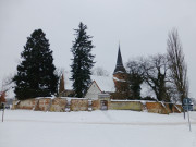 Vereinzelt: Im Schnee wirkt die Mellenthiner Kirche einsam.
