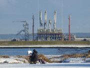 Im Hintergrund das Gas-Terminal: Maler am Hafen Swinemnde.