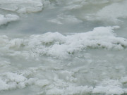 Kalte Winternchte: Eisformationen auf dem Achterwasser.