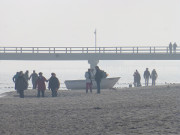Fischerboot am Strand: Seebrücke von Bansin auf Usedom.