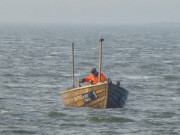 Nahe Zempin: Fischerboot auf dem Achterwasser.