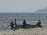 Urlaub auf Usedom: Fischer auf dem Ostseestrand.