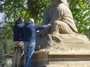 Sandskulptur in Klpinsee: Bildhauer am Werk.