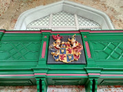 In der Kirche von Krummin: Balkon mit Wappen.