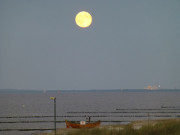 Mondaufgang ber der Ostsee: Strand von Stubbenfelde.