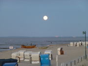 Ein Urlaubstags geht zu Ende: Mondaufgang ber dem Meer.