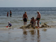 Familienprojekt am Strand von Karlshagen: Sandburgenbau in der Ostsee.