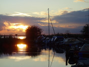 Sonnenuntergang ber dem Achterwasser: Hafen Loddin.